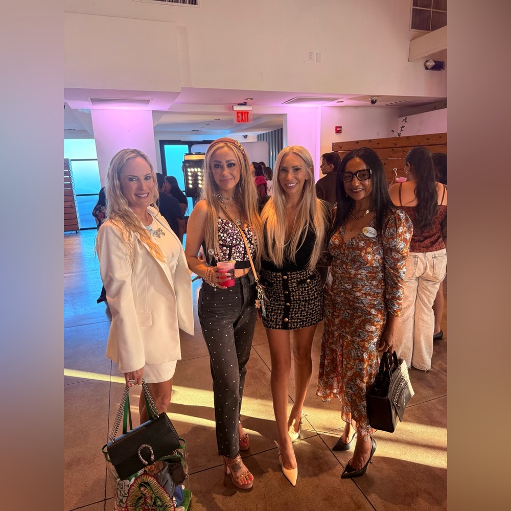 👭👚🧥👗👜👛👒👠👡👢 - Picture 4 of 10